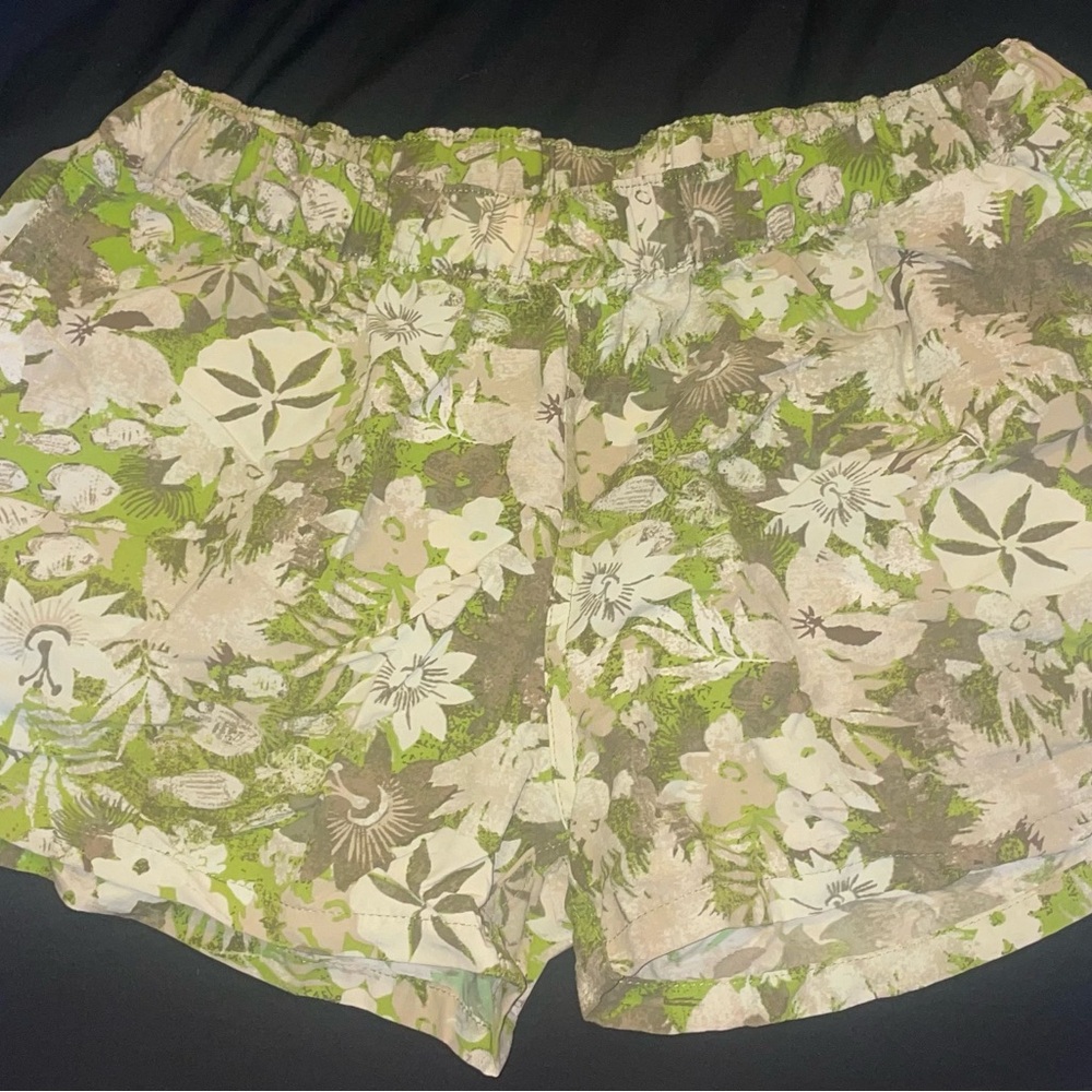 Patagonia Women’s Barely Baggies Floral Green Shorts size M